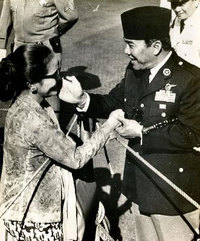 Bung karno menyanjung wanita